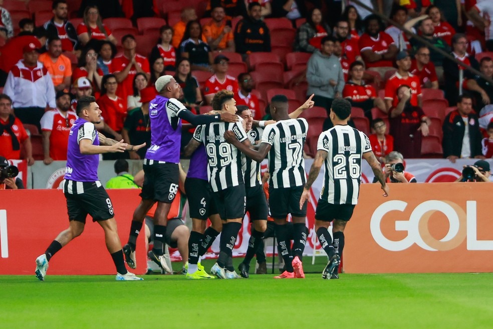 Botafogo ressignifica palco e fica a um ponto do título Brasileiro