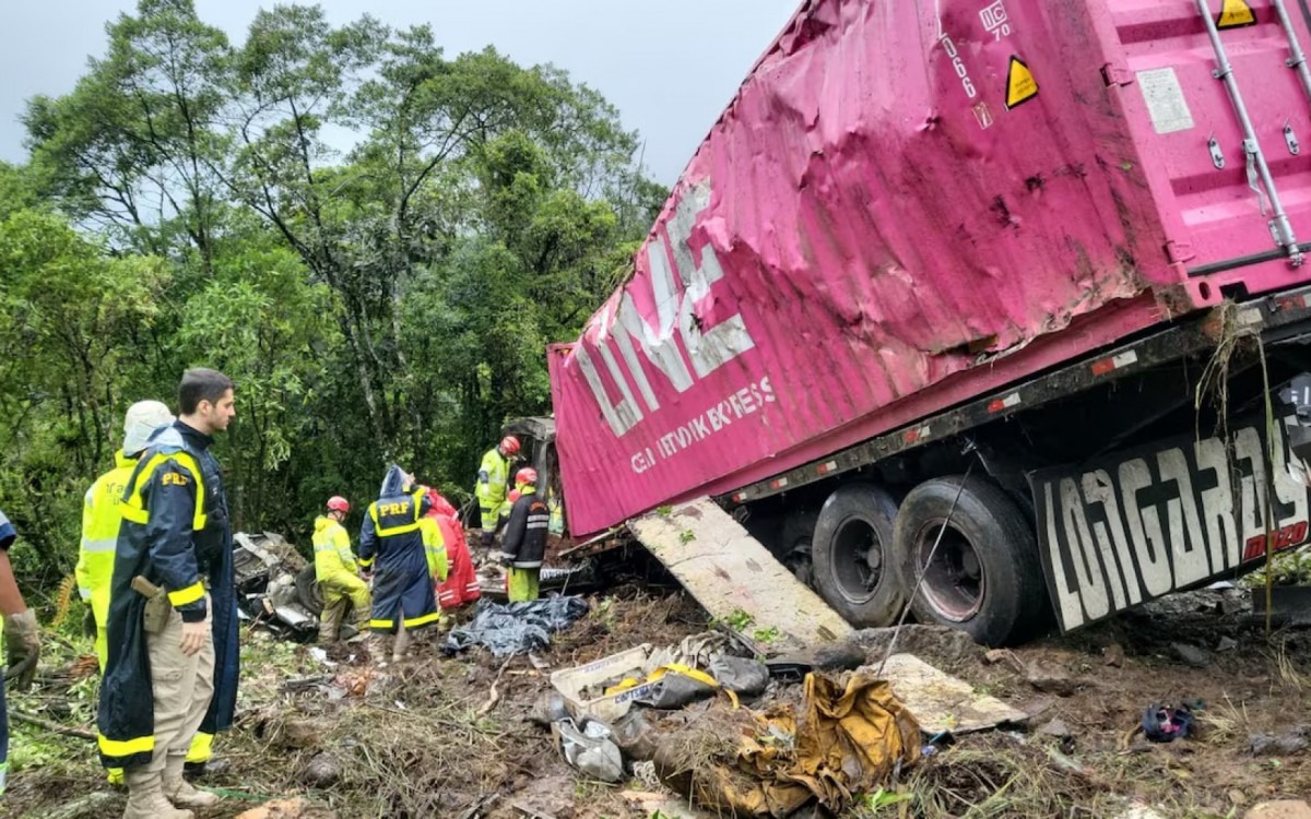 Acidente com equipe de remo de atletas adolescentes deixa nove mortos no Paraná