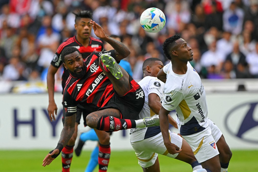 Flamengo suporta altitude, mas não consegue vencer LDU e mantém alerta ligado na Libertadores